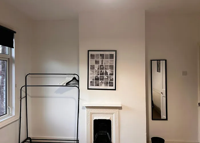 Visit Luton With This 2 Bedroom Rental - Sleeps 6