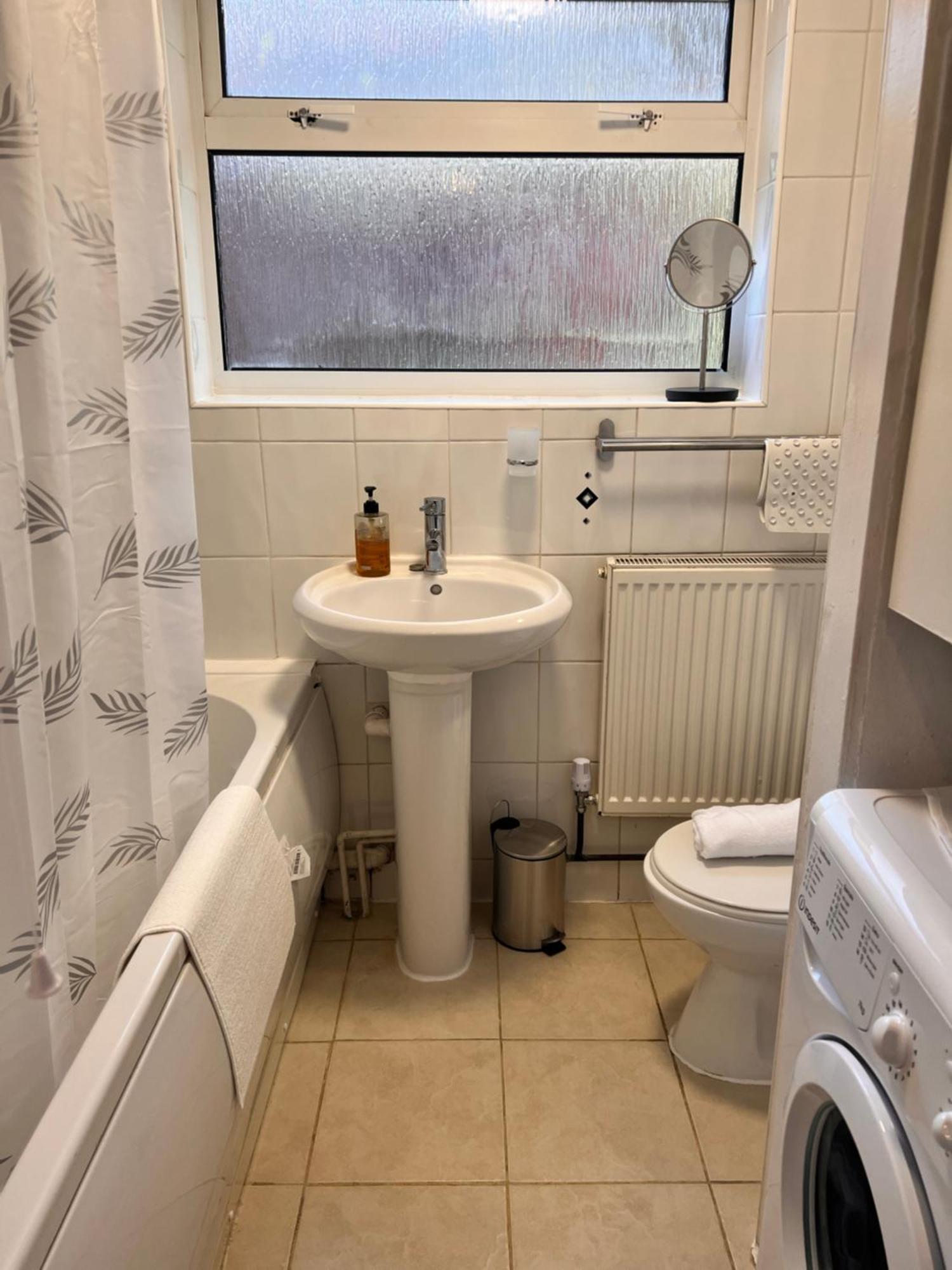 Visit Luton With 2 Bedroom - Sleeps 6 Holiday home