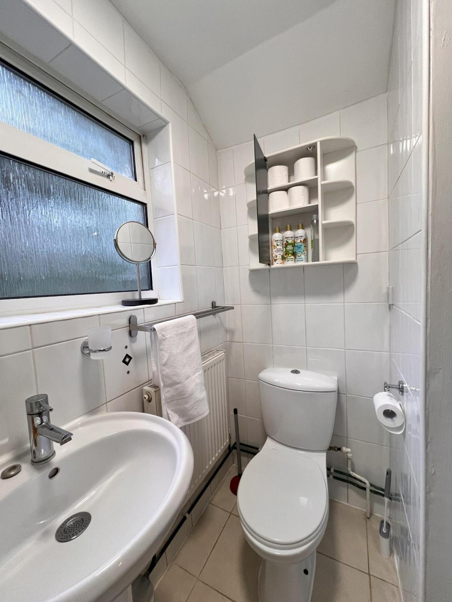 Visit Luton With 2 Bedroom - Sleeps 6 * Luton (Bedfordshire)