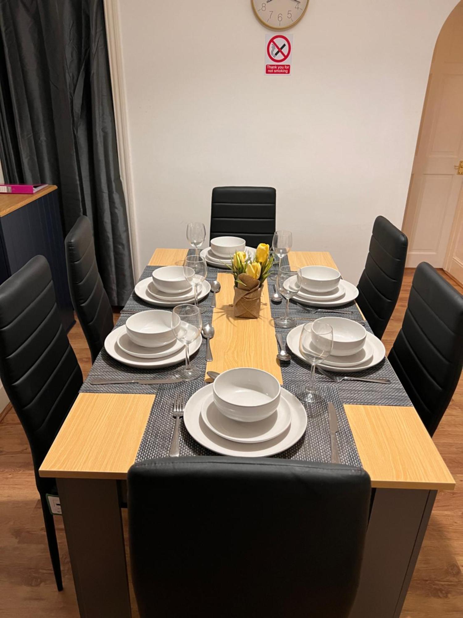 Visit Luton With 2 Bedroom - Sleeps 6 Luton (Bedfordshire)