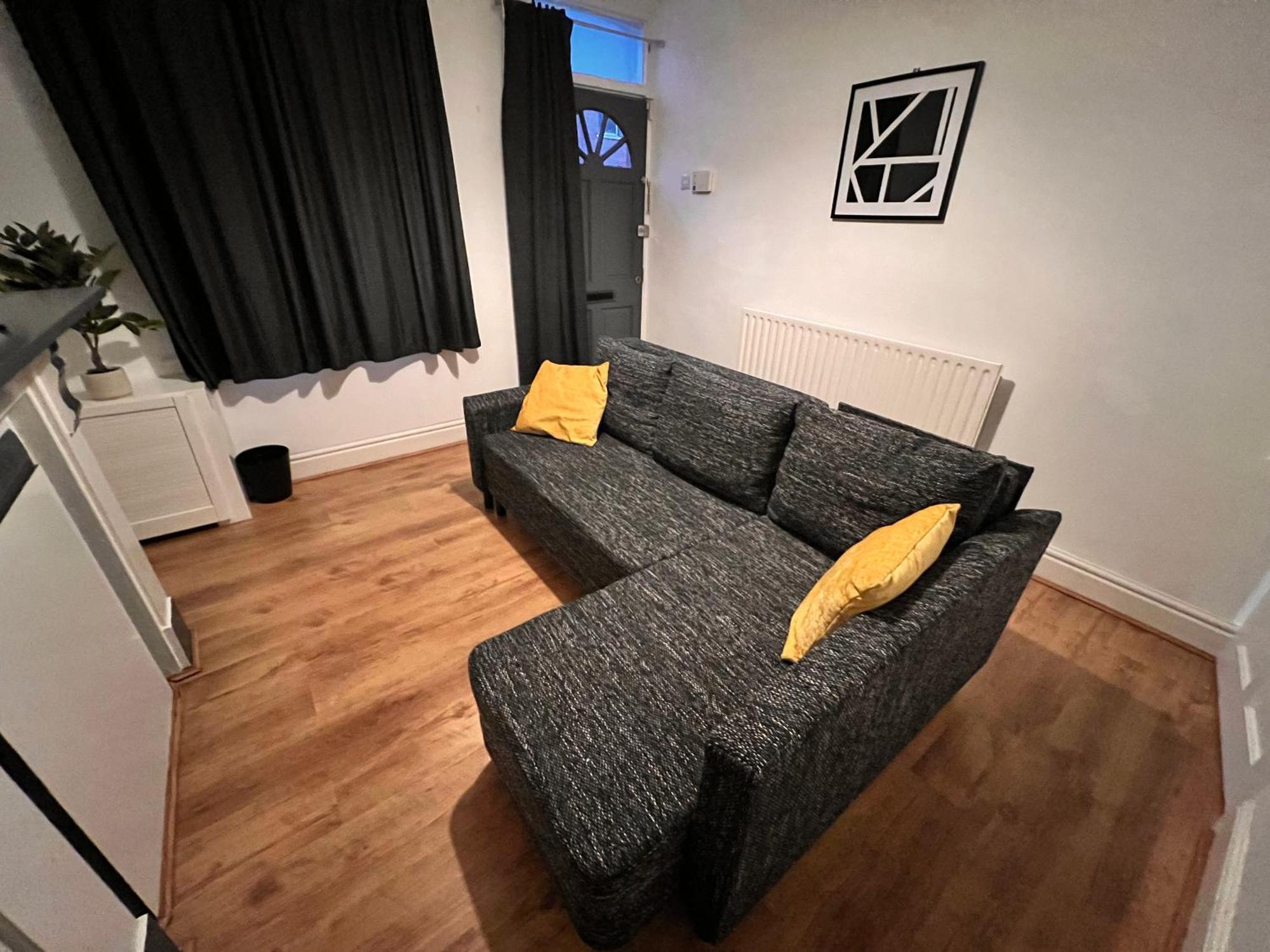 Visit Luton With 2 Bedroom - Sleeps 6 Holiday home *