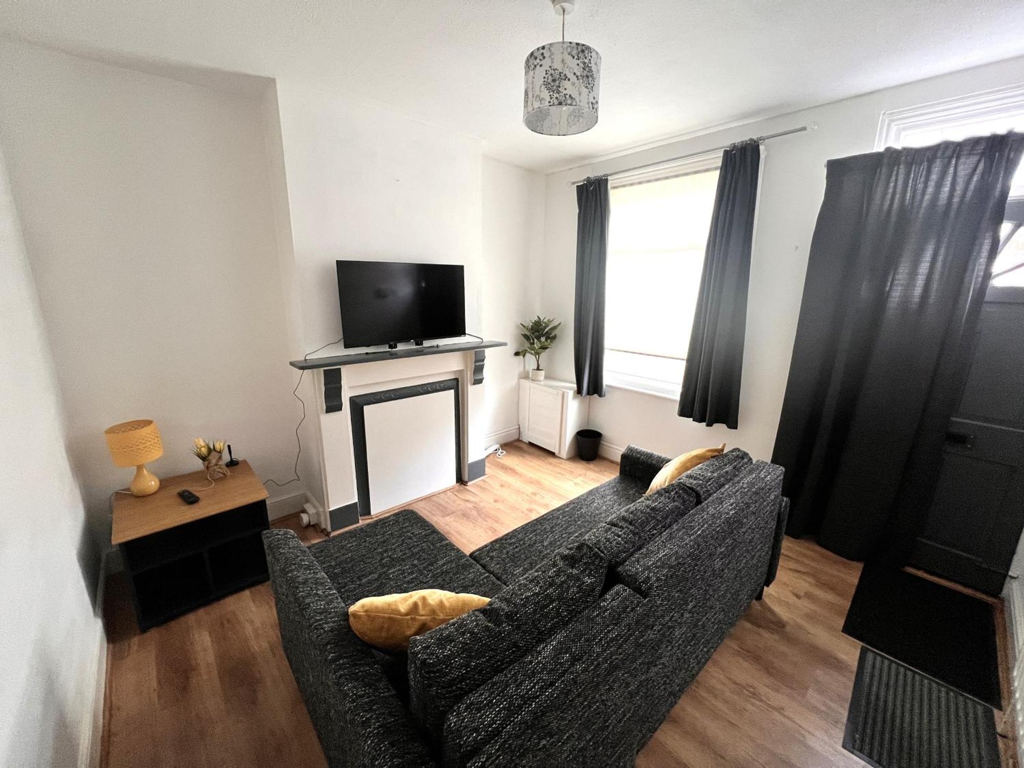 Holiday home Visit Luton With 2 Bedroom - Sleeps 6 *