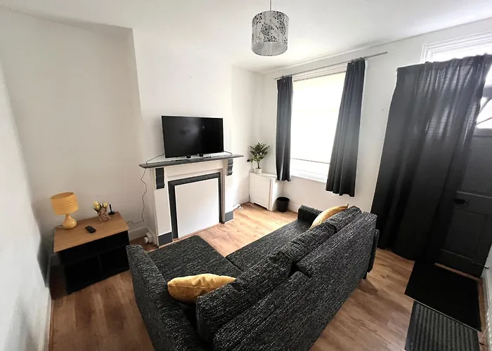 Visit Luton With This 2 Bedroom Rental - Sleeps 6