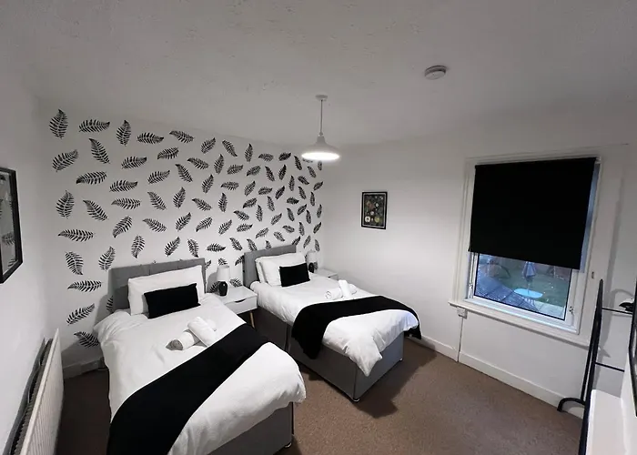 Visit Luton With This 2 Bedroom Rental - Sleeps 6