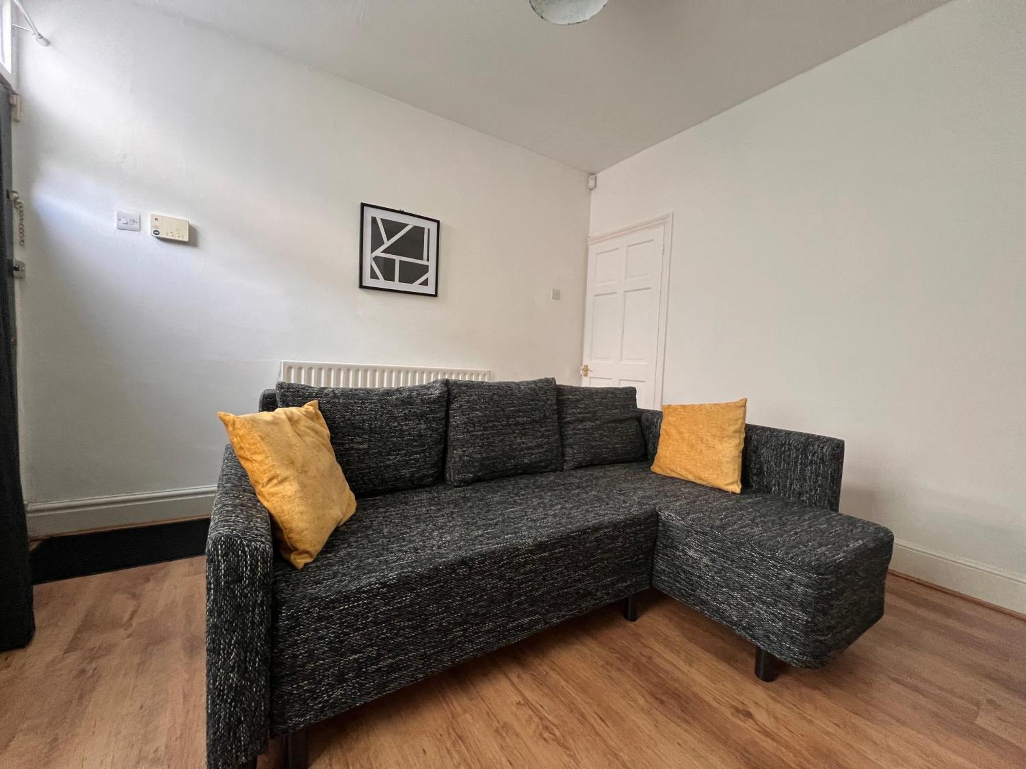 Visit Luton With 2 Bedroom - Sleeps 6