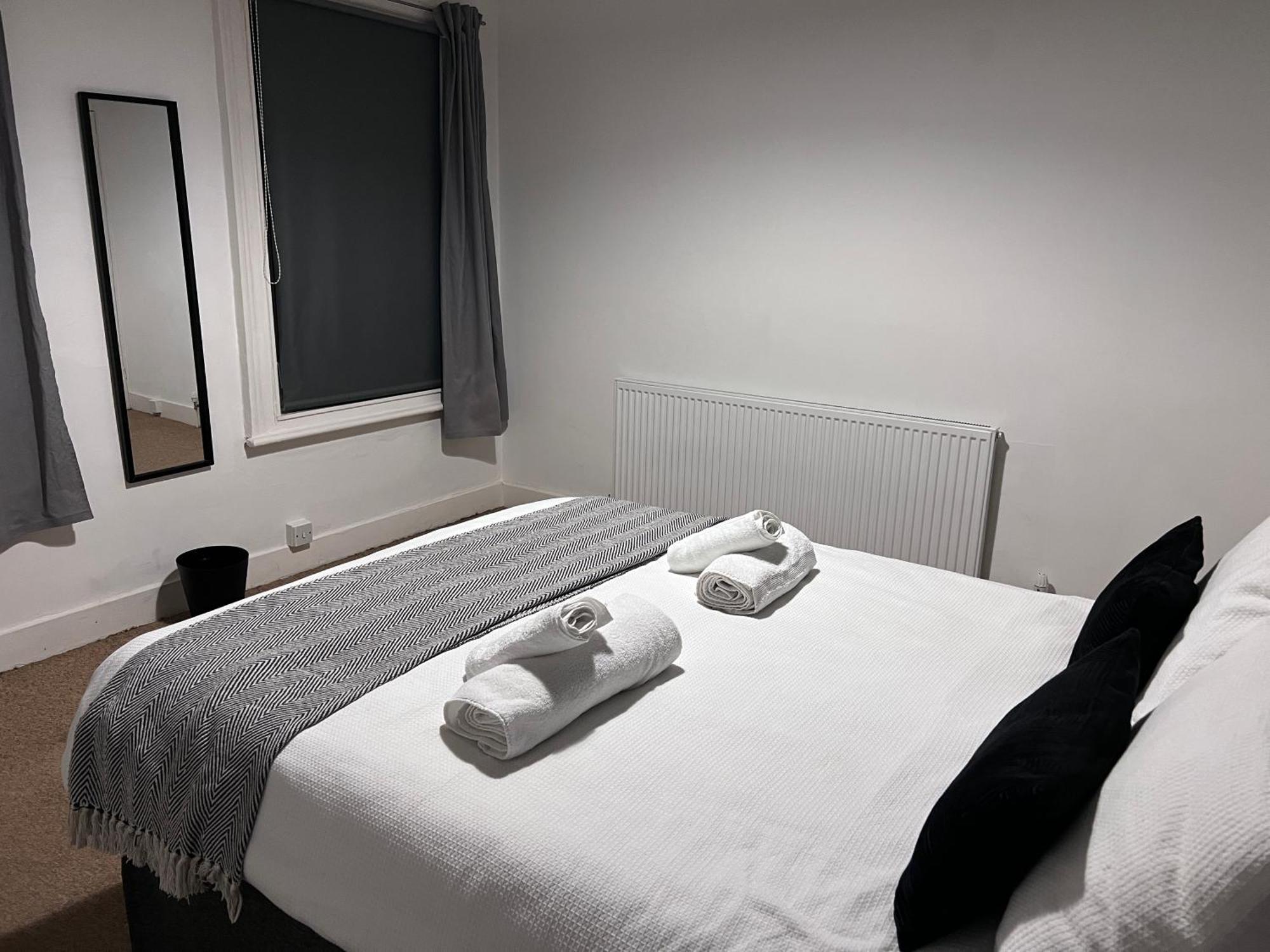 Visit Luton With 2 Bedroom - Sleeps 6